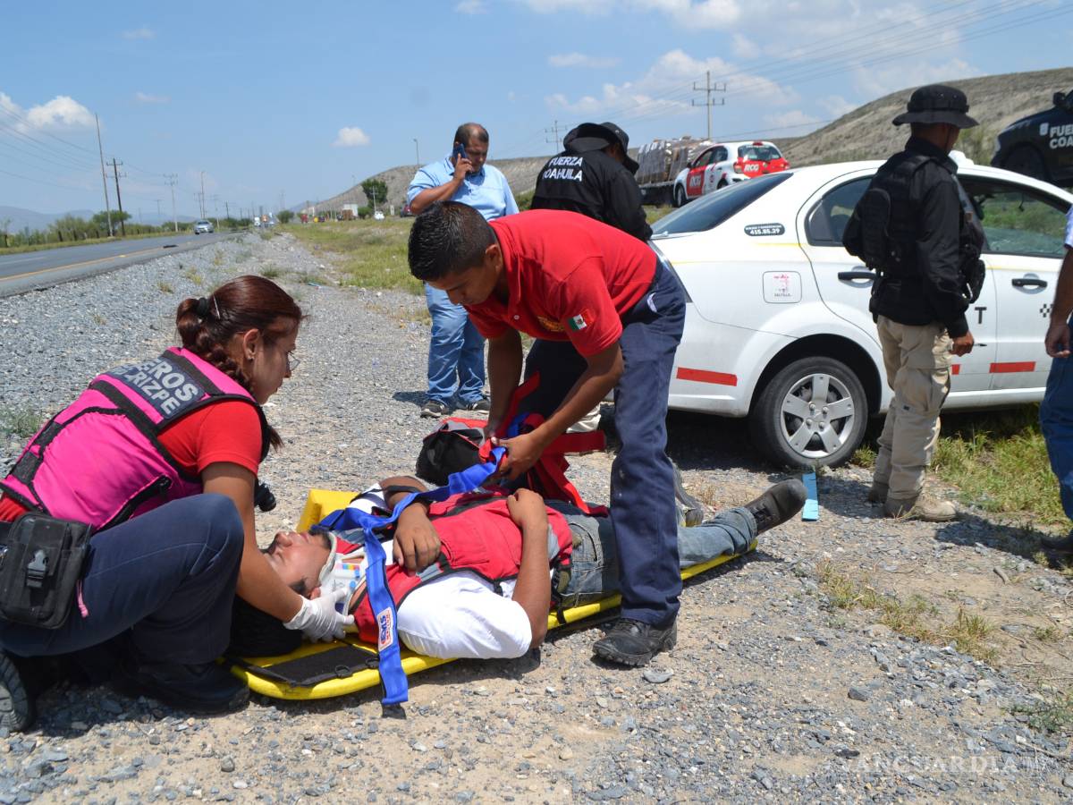 $!Pasajero asusta a taxista y lo hace volcar en Saltillo