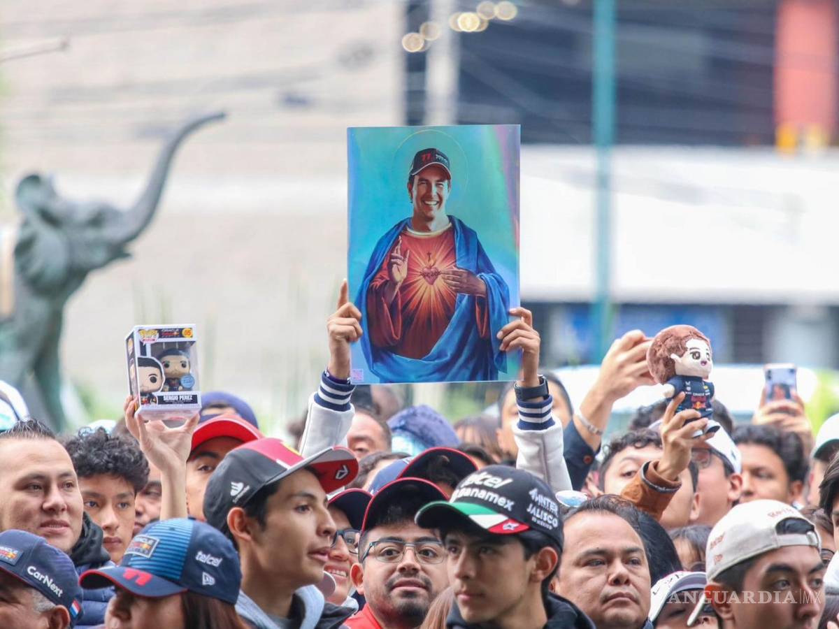 $!Los aficionados se pusieron al exterior del recinto de la CDMX con pósters y carteles creativos en torno al tapatío.