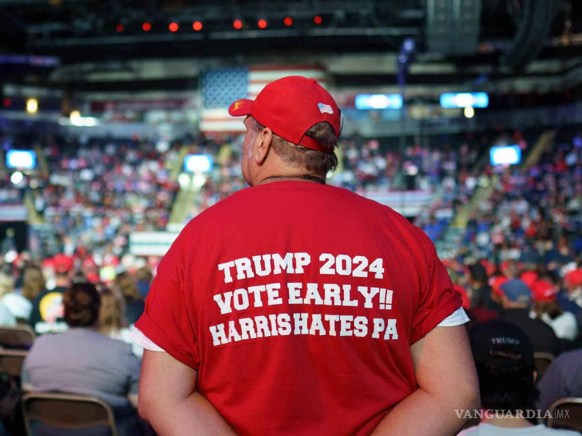 $!Un partidario espera a que el expresidente estadounidense Donald Trump asista a un mitin en Reading, Pensilvania.