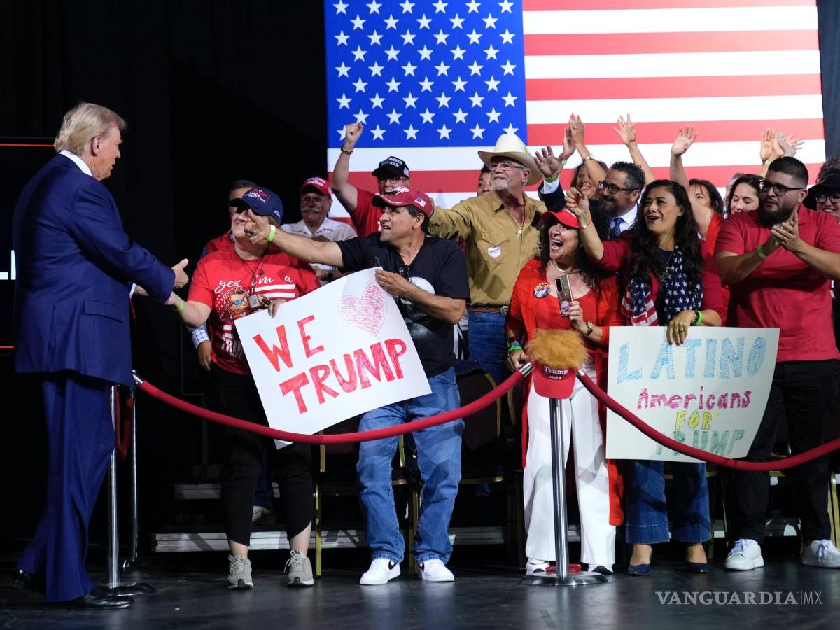 $!El candidato presidencial republicano, el ex presidente Donald Trump saluda a sus partidarios en un evento de campaña en Tucson, Arizona.
