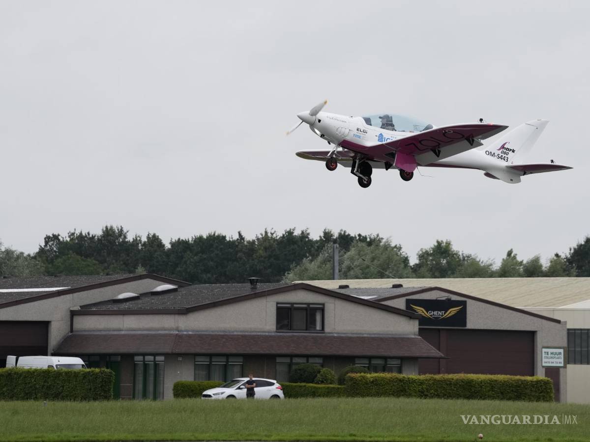 $!La adolescente belga-británica Zara Rutherford despega en su avión Shark Ultralight en el aeródromo de Kortrijk-Wevelgem, Wevelgem, Bélgica. AP/Virginia Mayo