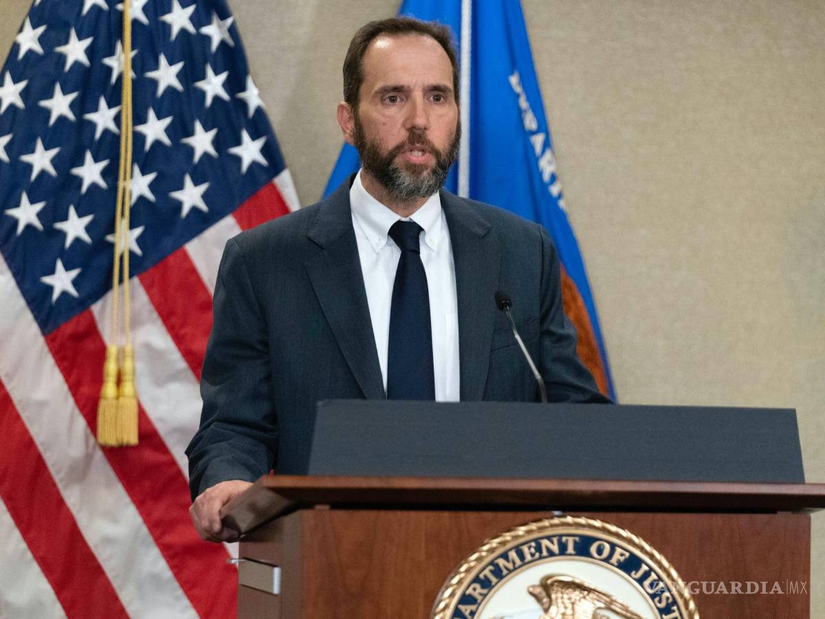 $!El fiscal especial Jack Smith habla con la prensa en Washington.