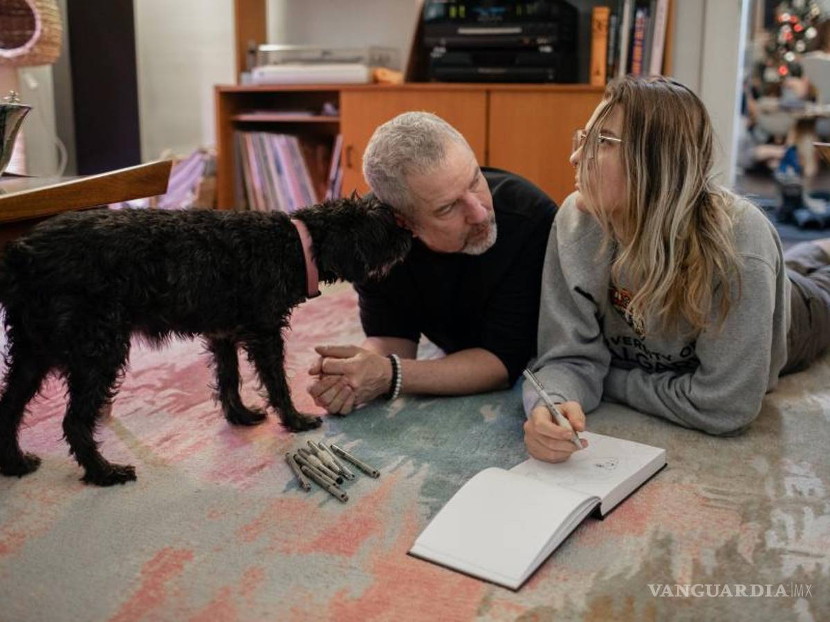 $!Aidan, quien desarrolló tics involuntarios después de ver videos en TikTok publicados por adolescentes que afirmaban tener el síndrome de Tourette.