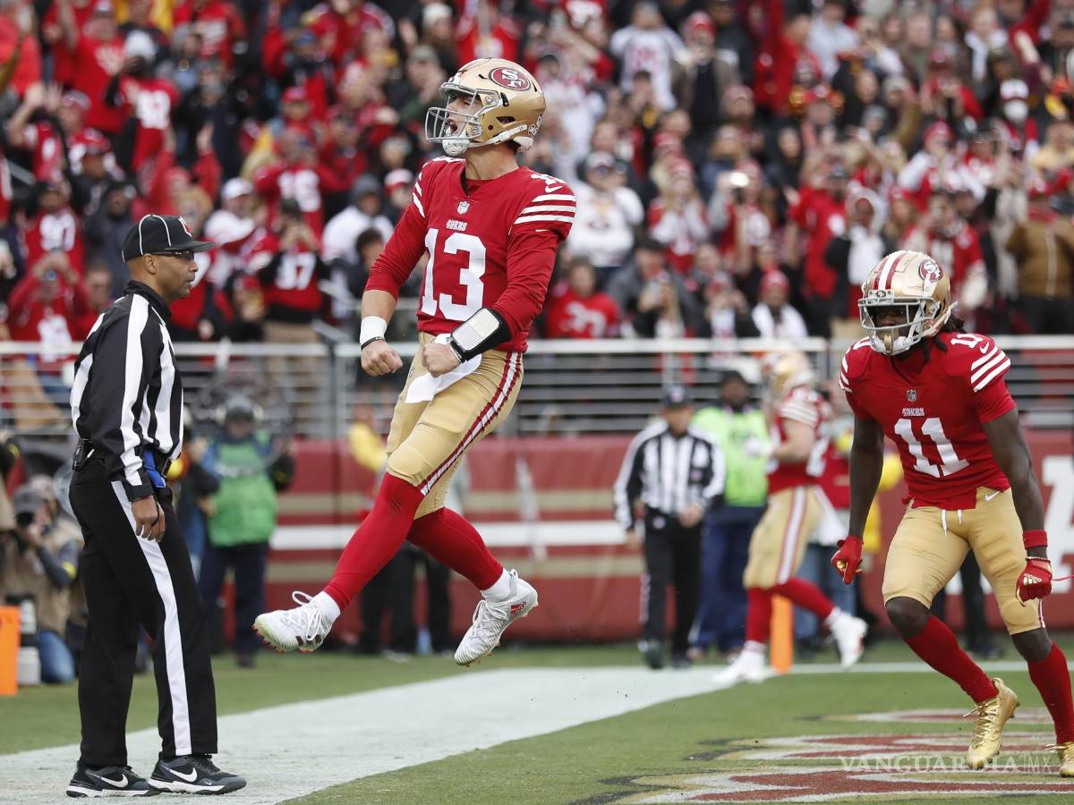 $!El mariscal de campo de los 49ers de San Francisco, Brock Purdy (13), celebra después de correr para anotar un touchdown contra los Bucaneros de Tampa Bay.