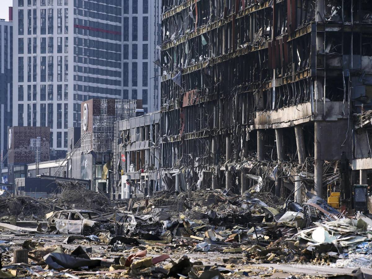 $!Centro comercial que fue dañado por los bombardeos por un ataque ruso en Kiev. Al menos seis personas murieron.