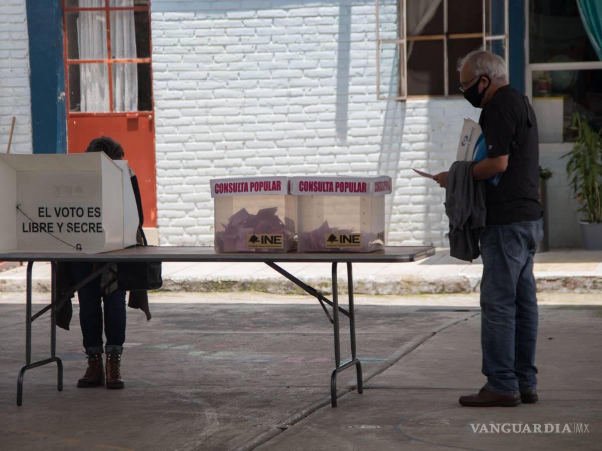 $!Con la elección presidencial ganada, López Obrador comenzó a promocionar y analizar las obras de su gestión por lo que empezó a echar mano de su método de consulta ciudadana.