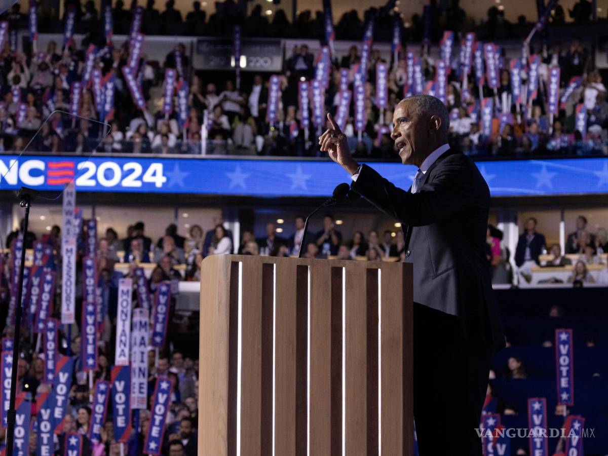 $!El expresidente estadounidense Barack Obama da un discurso en la segunda noche de la Convención Nacional Demócrata (DNC) en el United Center en Chicago.