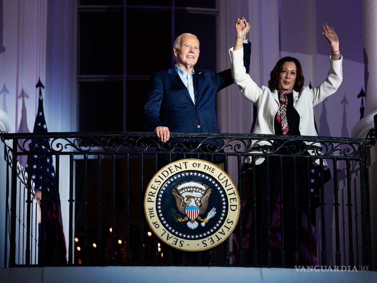 $!El presidente de Estados Unidos Joe Biden junto a la vicepresidenta Kamala Harris saludando desde el balcón de la Casa Blanca en Washington, D.C..