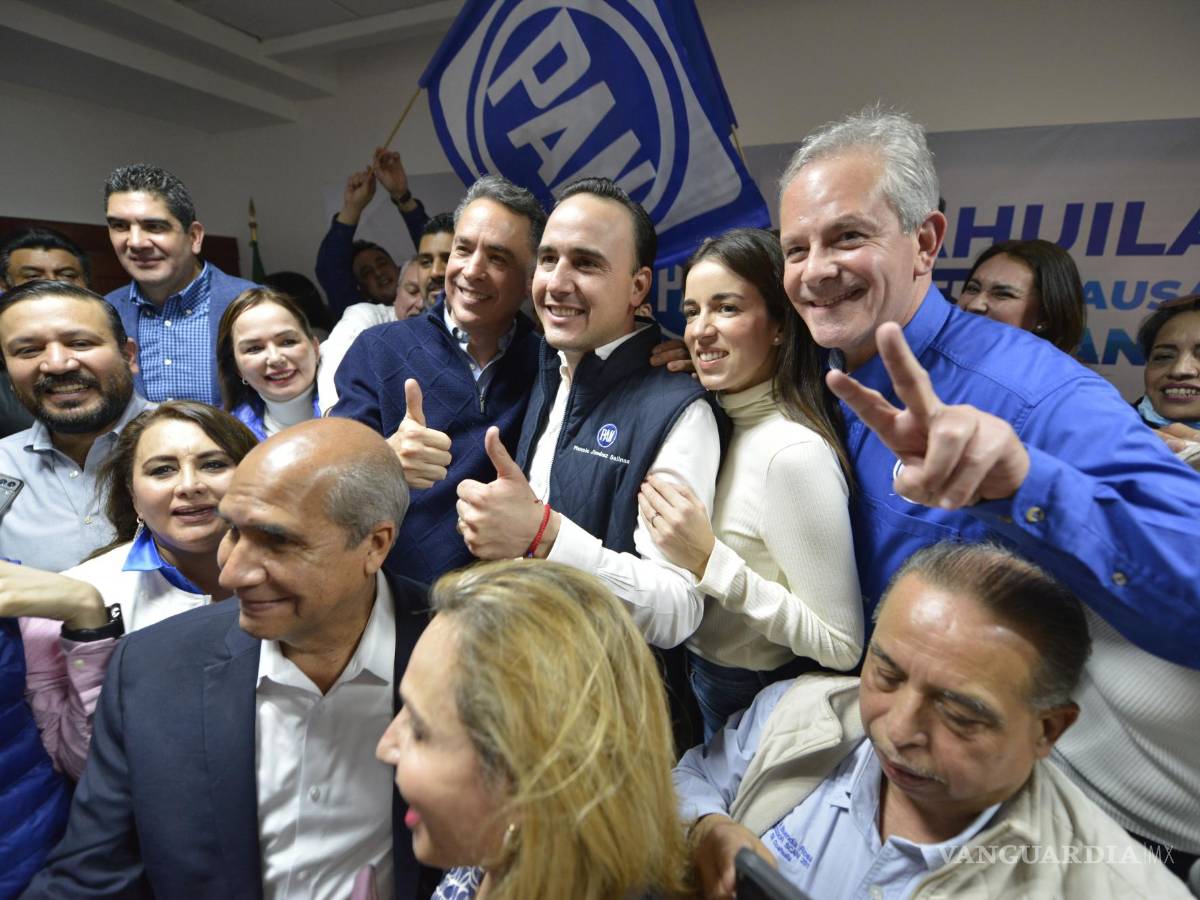 $!Saltillo, Coah. Mex. 13 de diciembre del 2023 Manolo Jiménez se registro como aspirante a candidato a Gobernador por el Partido Acción Nacional, esto en un evento donde fue acompañado por figuras de este partido, como Guillermo Anaya, Esther Quintana y alcaldes y exalcaldes