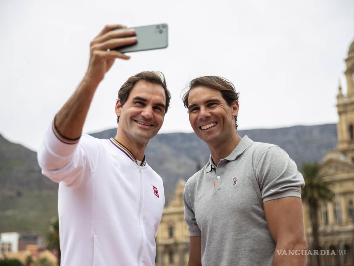 $!Roger Federer (i) y Rafael Nadal (i) toman una selfie después de jugar mini tenis en el Gran Desfile de Ciudad del Cabo el 07 de febrero de 2020 .