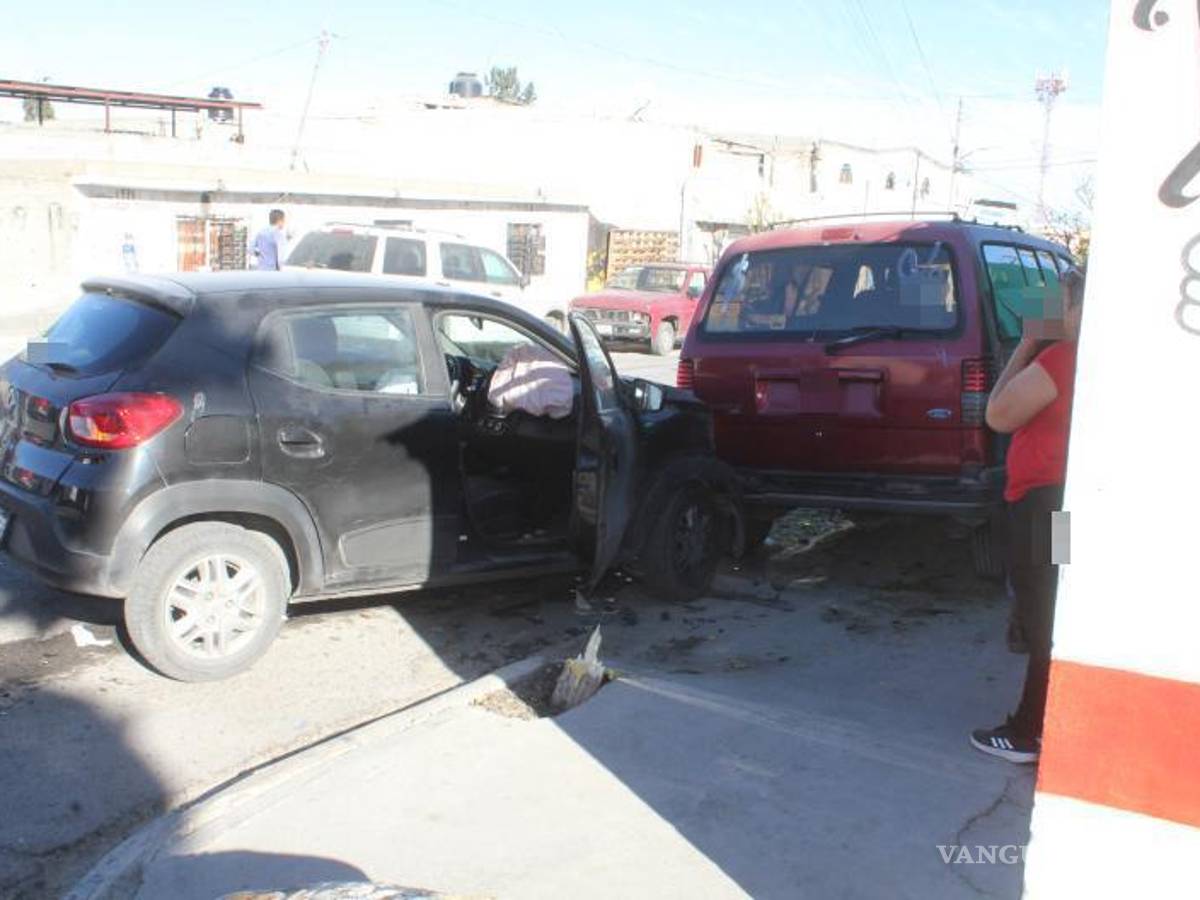 $!Una joven fue trasladada a una clínica privada tras sufrir una crisis de histeria por un choque en la colonia Cecilia Occeli.