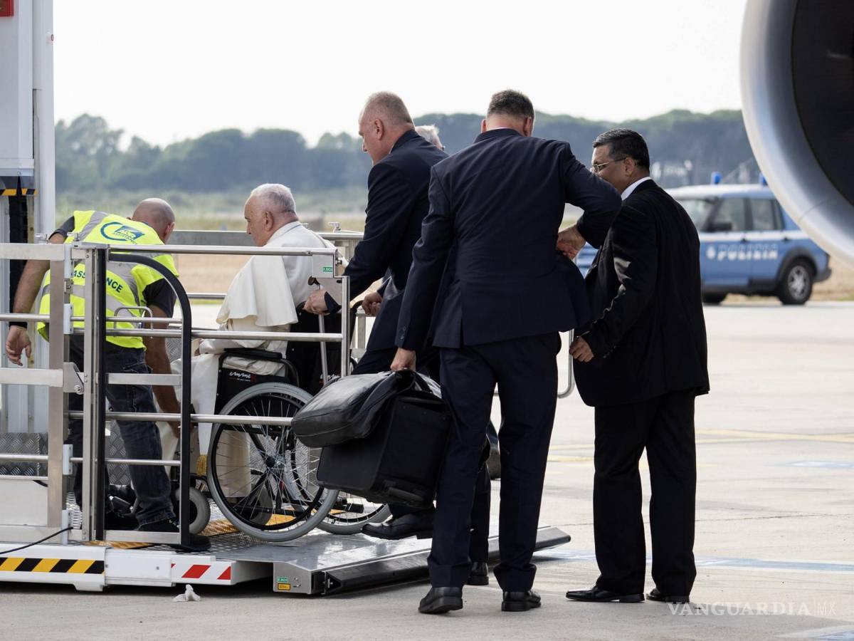 $!El Papa Francisco (2-I) se prepara para partir del aeropuerto de Fiumicino para un viaje apostólico al sudeste asiático, en Fiumicino, Roma, Italia.