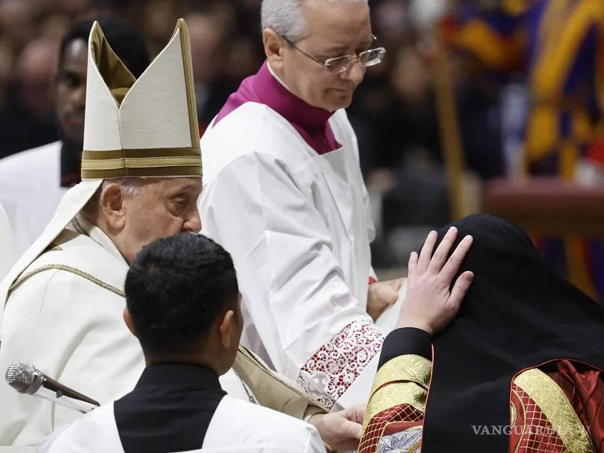 $!El cardenal ucraniano Mykola Bychok (d) es nombrado cardenal por el Papa Francisco (i).