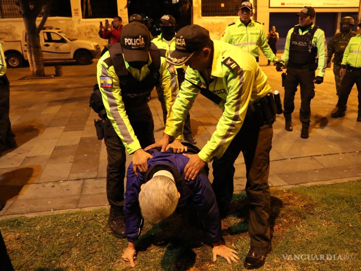 $!El jefe de Cancillería y Asuntos Políticos de la Embajada de México, Roberto Canseco, forcejea con policías en Quito, Ecuador.