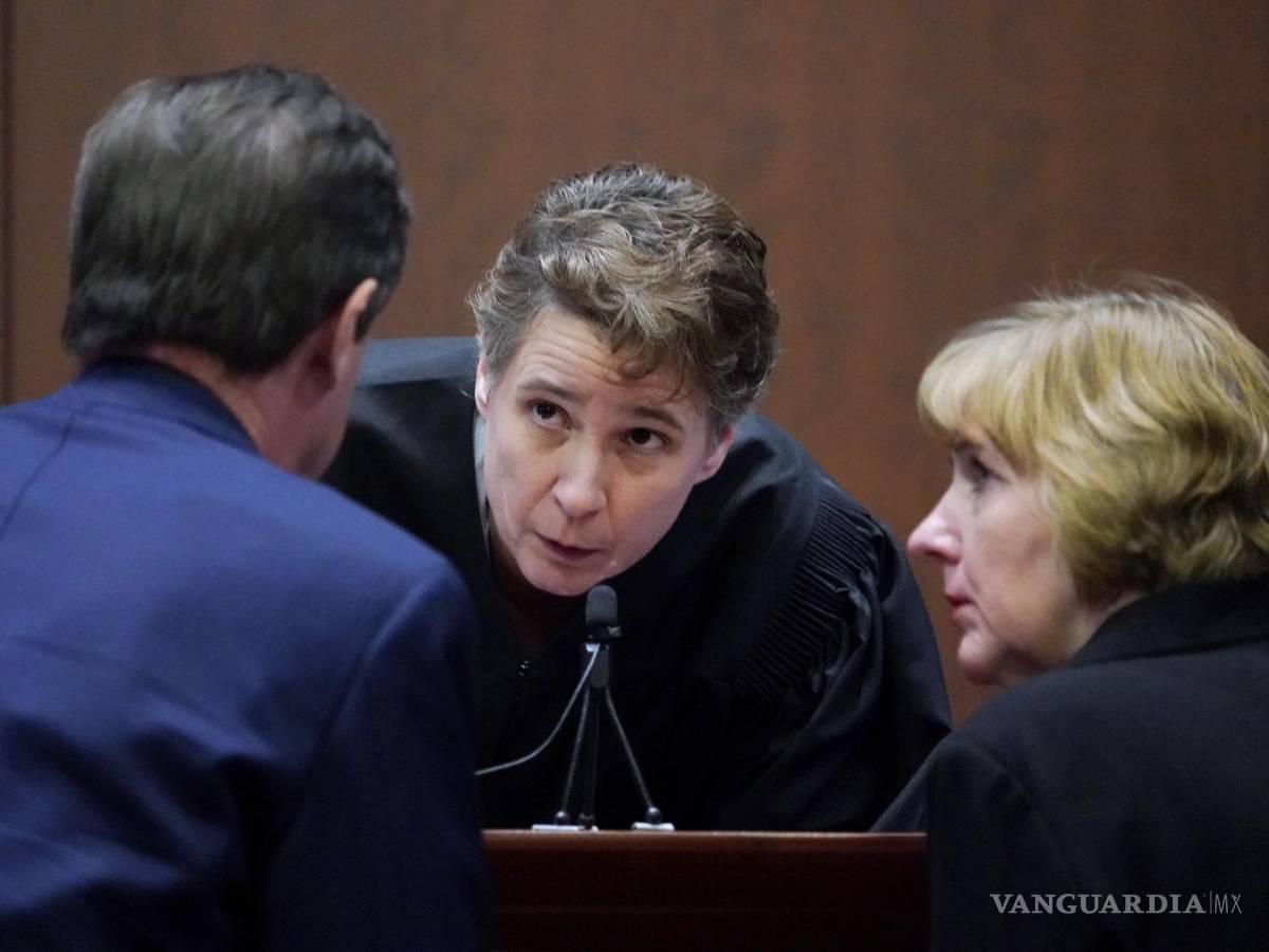 $!El juez Penney Azcarate habla con los abogados Ben Chew (i) y Elaine Bredehoft (d) en la sala del tribunal del circuito del condado de Fairfax en Fairfax, Virginia.