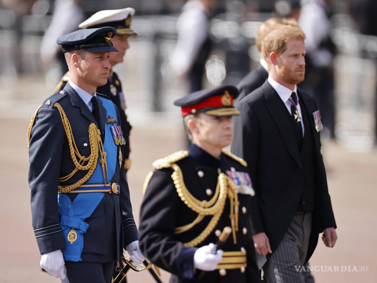 $!William, príncipe de Gales (i) y príncipe Harry, duque de Sussex (de) siguen el ataúd con el cuerpo de la reina Isabel II en su camino a Westminster Hall.