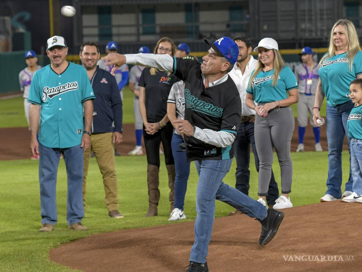 $!El gobernador del estado se encargó de arrojar la pelota que anunciaba el arranque del Partido con Causa.