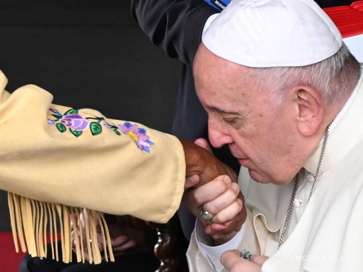 $!Francisco besa la mano de una mujer nativa.