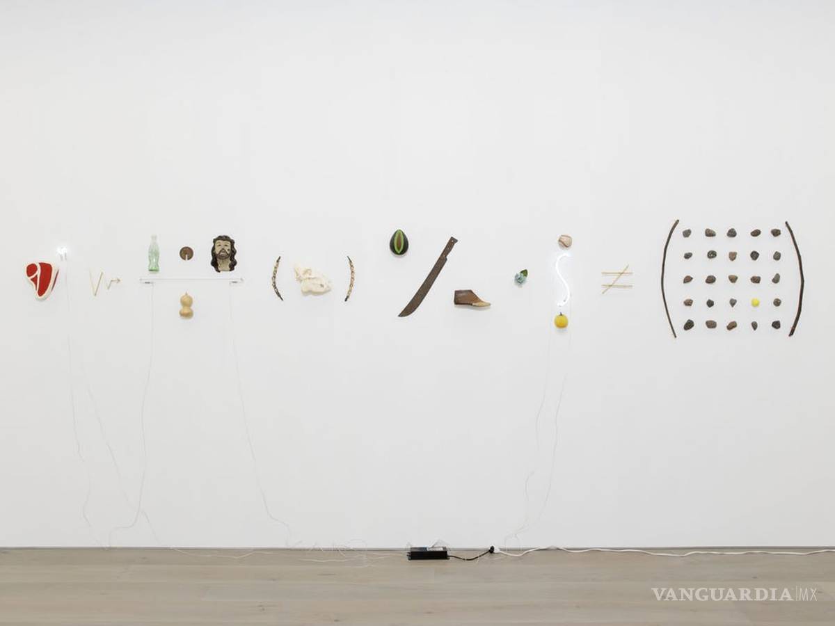 $!Avelina Lesper destruye obra de arte, luego intenta huir y todos creen que es un performance