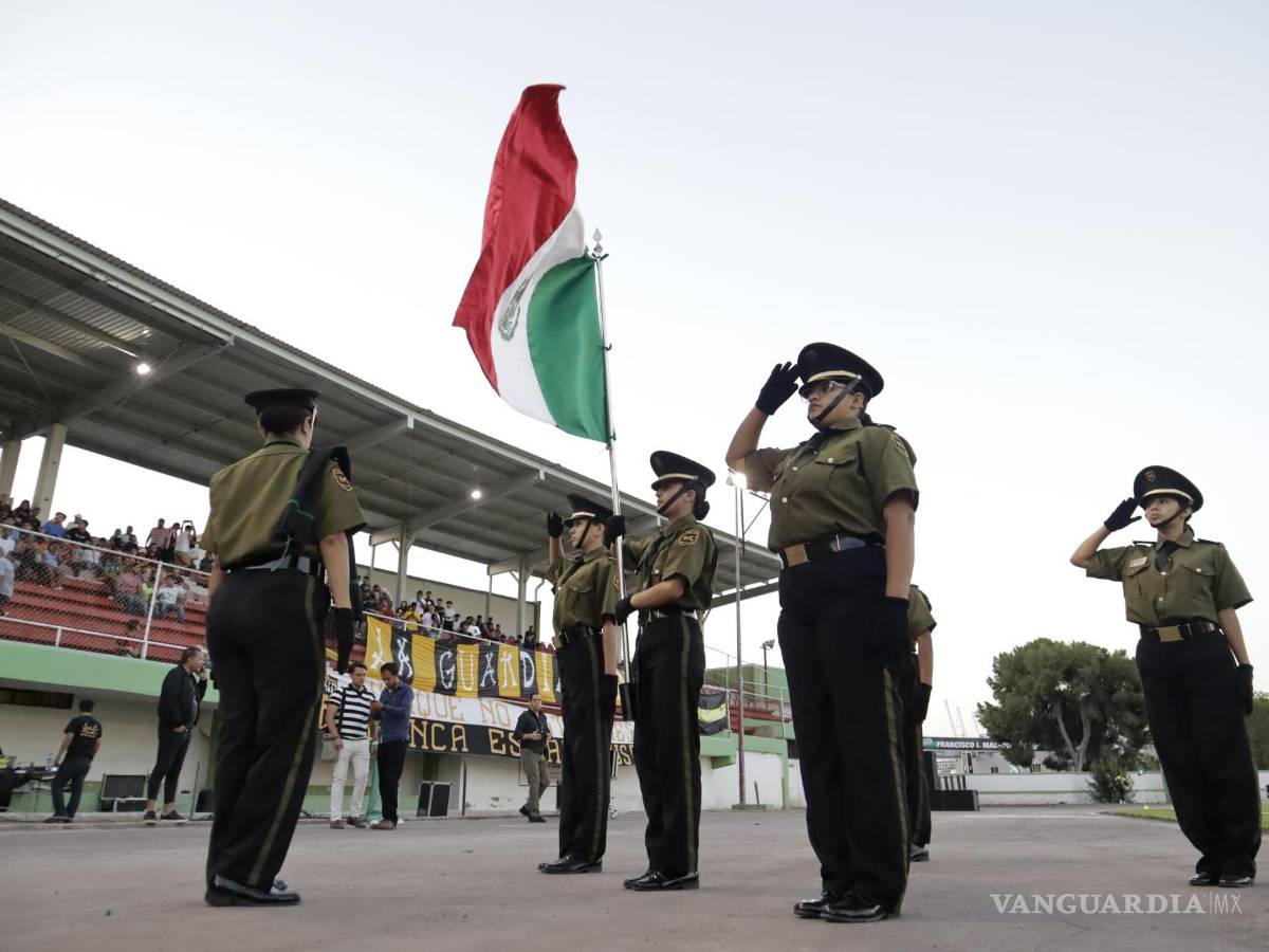 $!Se realizaron los tradicionales honores a la bandera previo al duelo.