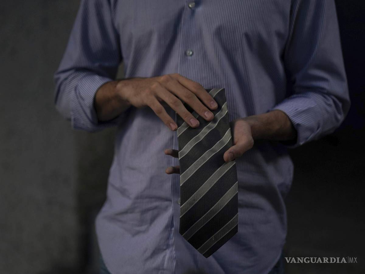 $!Javier Flores sostiene una corbata de Gabriel García Márquez que compró en una venta benéfica de artículos del escritor y su esposa Mercedes, en la que fue por años su casa en la Ciudad de México. AP/Fernando Llano