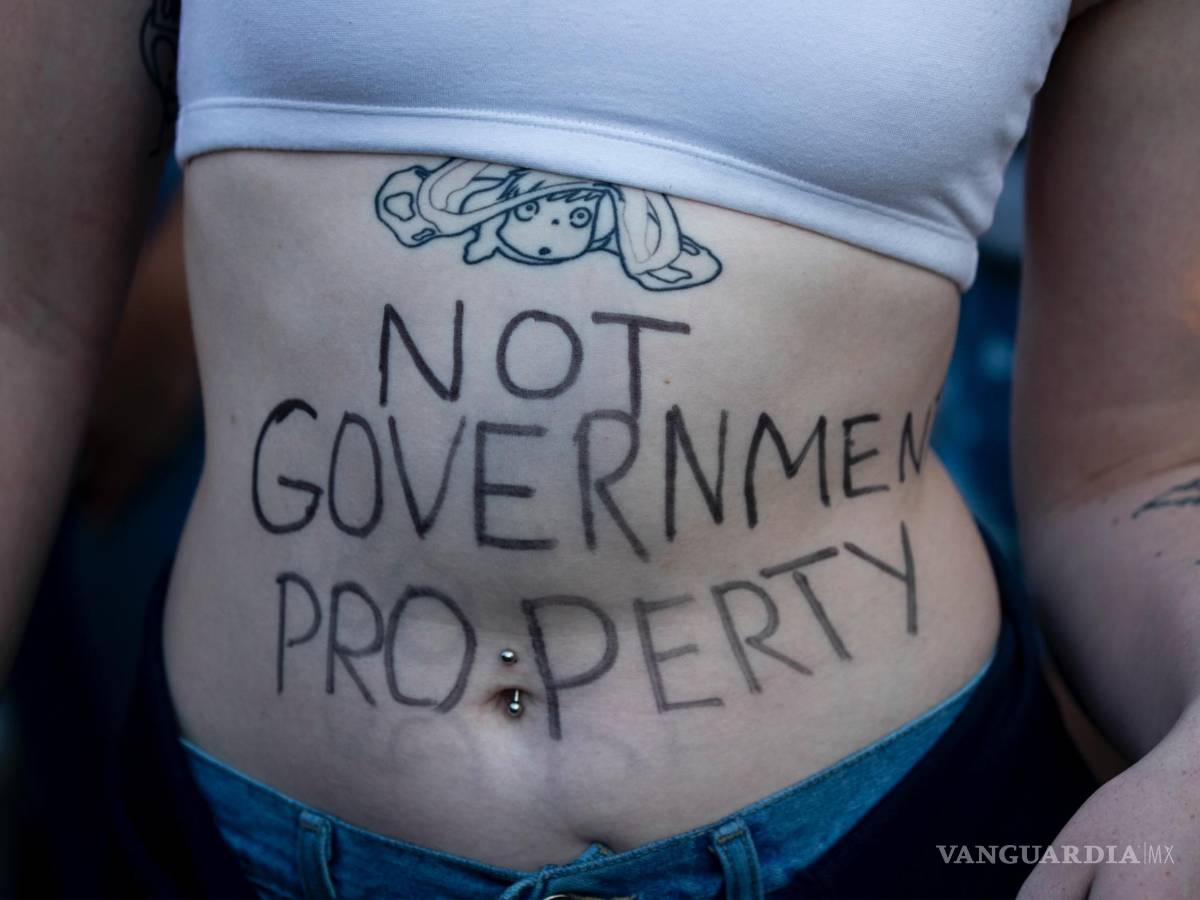 $!Un activista por el derecho al aborto se une a una protesta frente a la Corte Suprema en Washington.