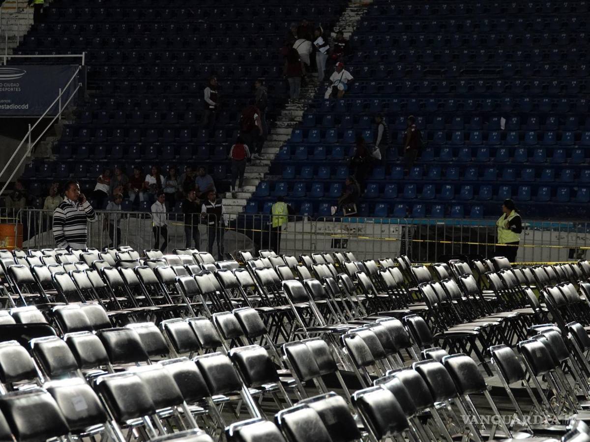 $!Cientos de simpatizantes de Morena salieron del Encuentro con la Militancia en la Ciudad de México al recibir la noticia de que no se presentaría Claudia Sheinbaum | Foto: Cuartoscuro