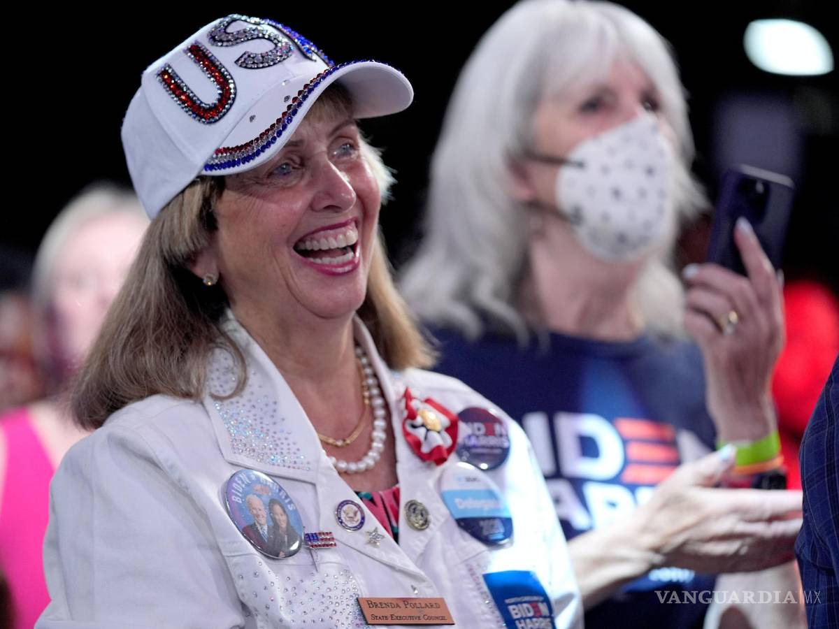 $!Sus partidarios escuchan y el presidente Joe Biden habla en un mitin de campaña en Raleigh, Carolina del Norte.