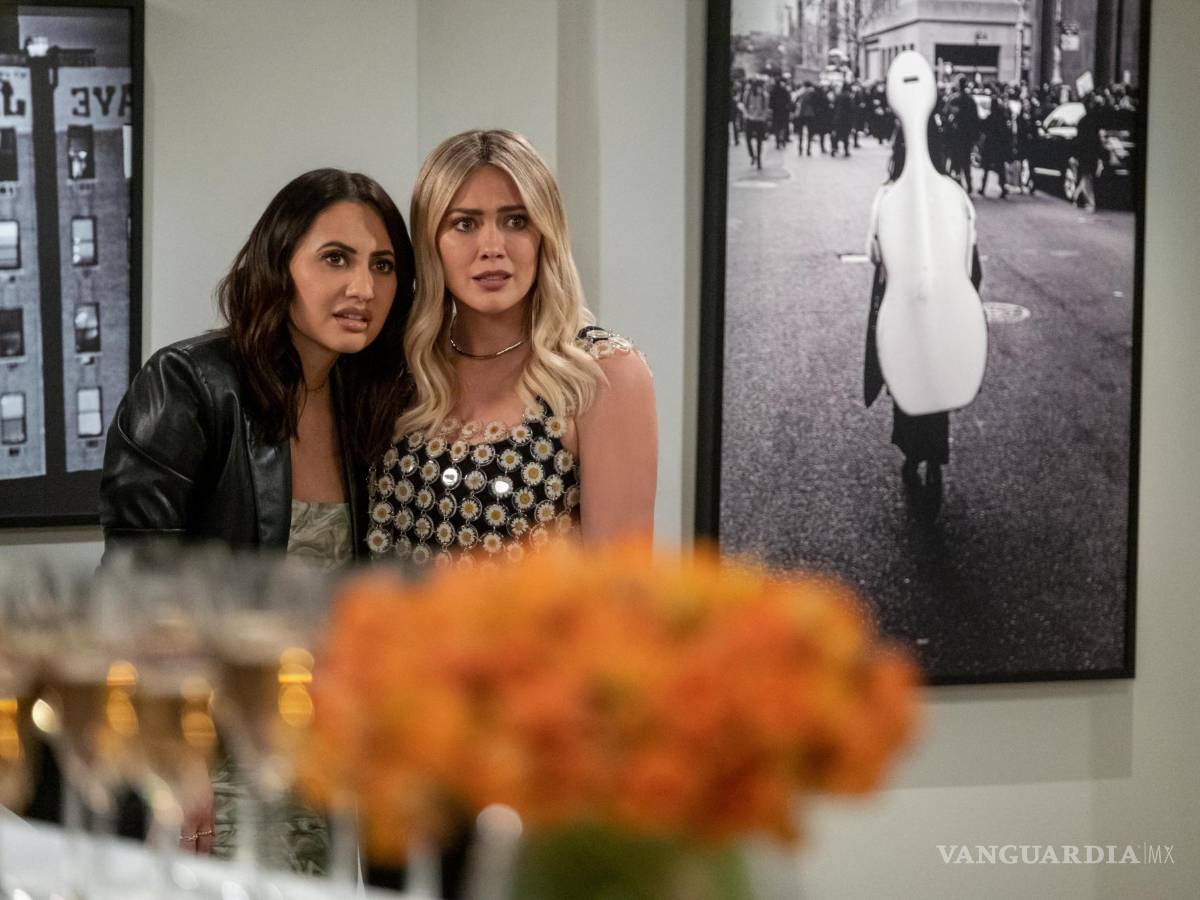 $!Hilary Duff (d) como Sophie y Francia Raisa (i) como Valentina, durante la escena de un episodio de la serie How I Met Your Father. EFE-Patrick Wymore Hulu