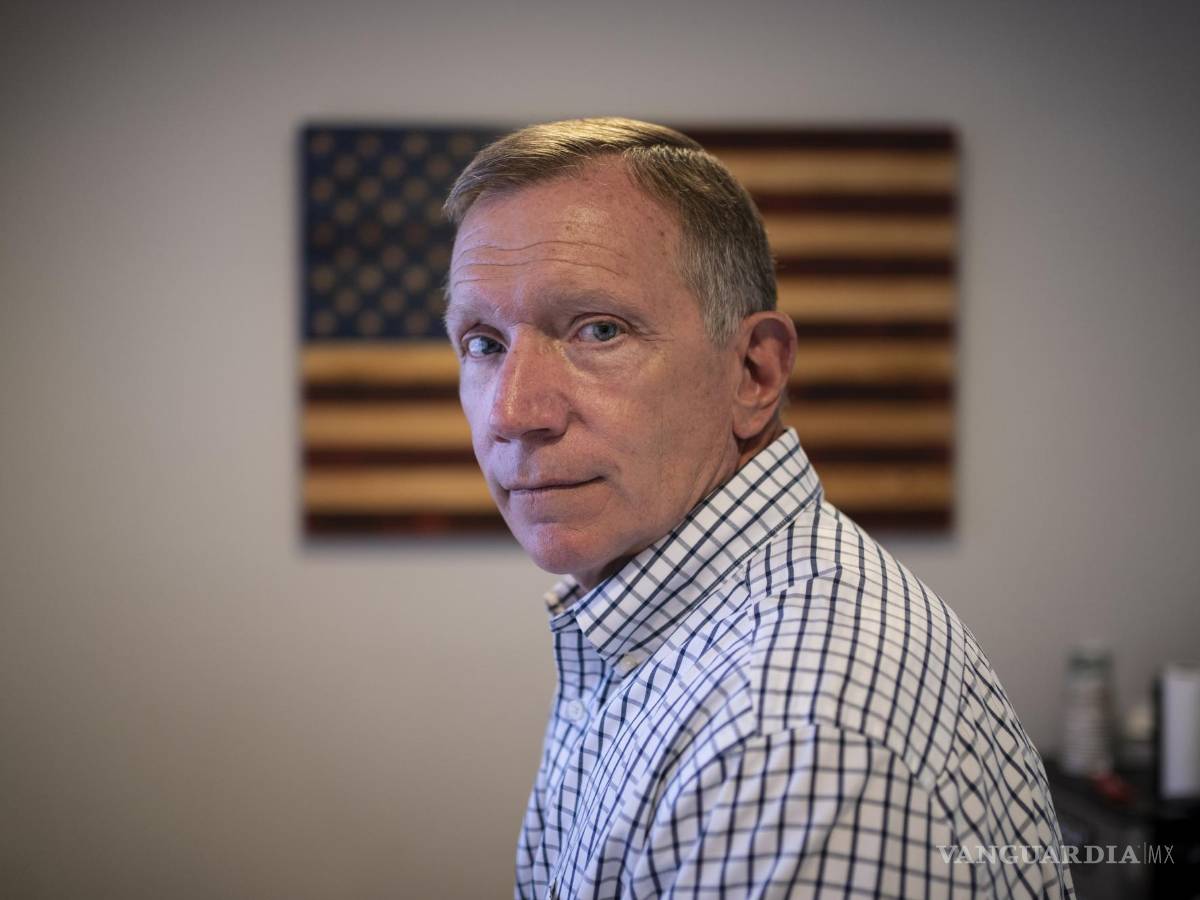 $!Ken Winkler, policía retirado de la Ciudad de Nueva York, posa para una fotografía en su despacho el 3 de agosto de 2021, en Nueva York. Winkler ayudó a coordinar la respuesta de la unidad de emergencias del Departamento de Policía de la ciudad sobre el terreno en el World Trade Center el 11 de septiembre, poniéndose a cubierto detrás de un camión para tratar de esquivar los escombros cuando la torre sur se derrumbó. AP/Wong Maye-E