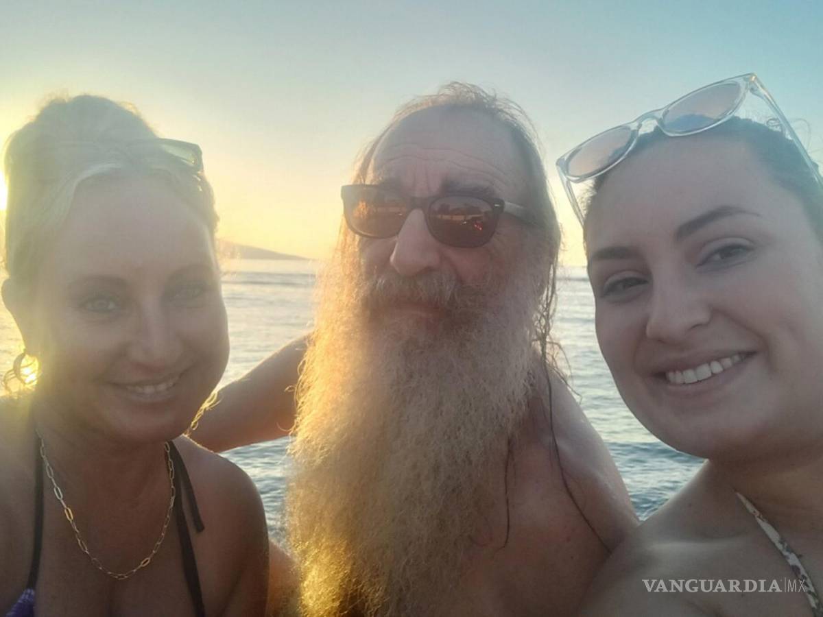 $!En esta imagen por Sherrie Esquivel (i), posa junto a su padre, Thomas Leonard, y su hija, Destinee Concepción, en Lahaina, Hawai.