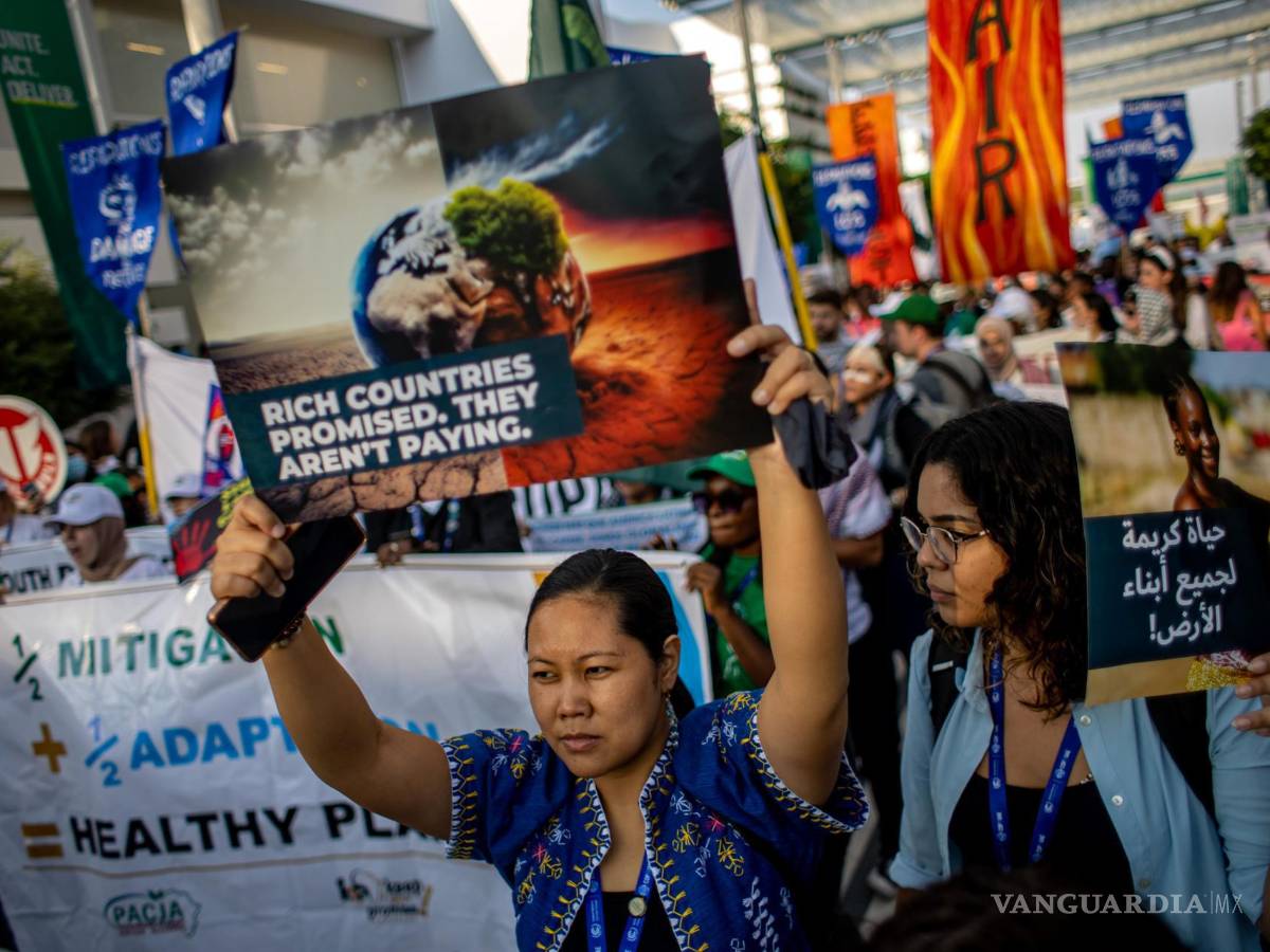 $!Activistas participan en la protesta denominada Marcha Global por la Justicia Climática y el Alto el Fuego Ahora en Expo City Dubai.