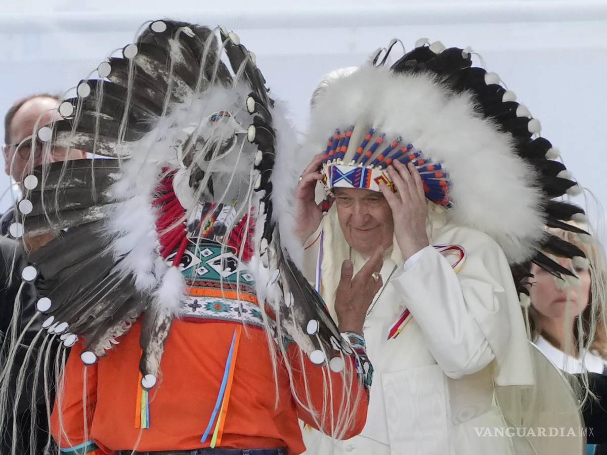$!El Papa Francisco se pone un tocado indígena en una reunión con comunidades indígenas en la Iglesia Católica Our Lady of Seven Sorrows en Maskwacis, Canadá.