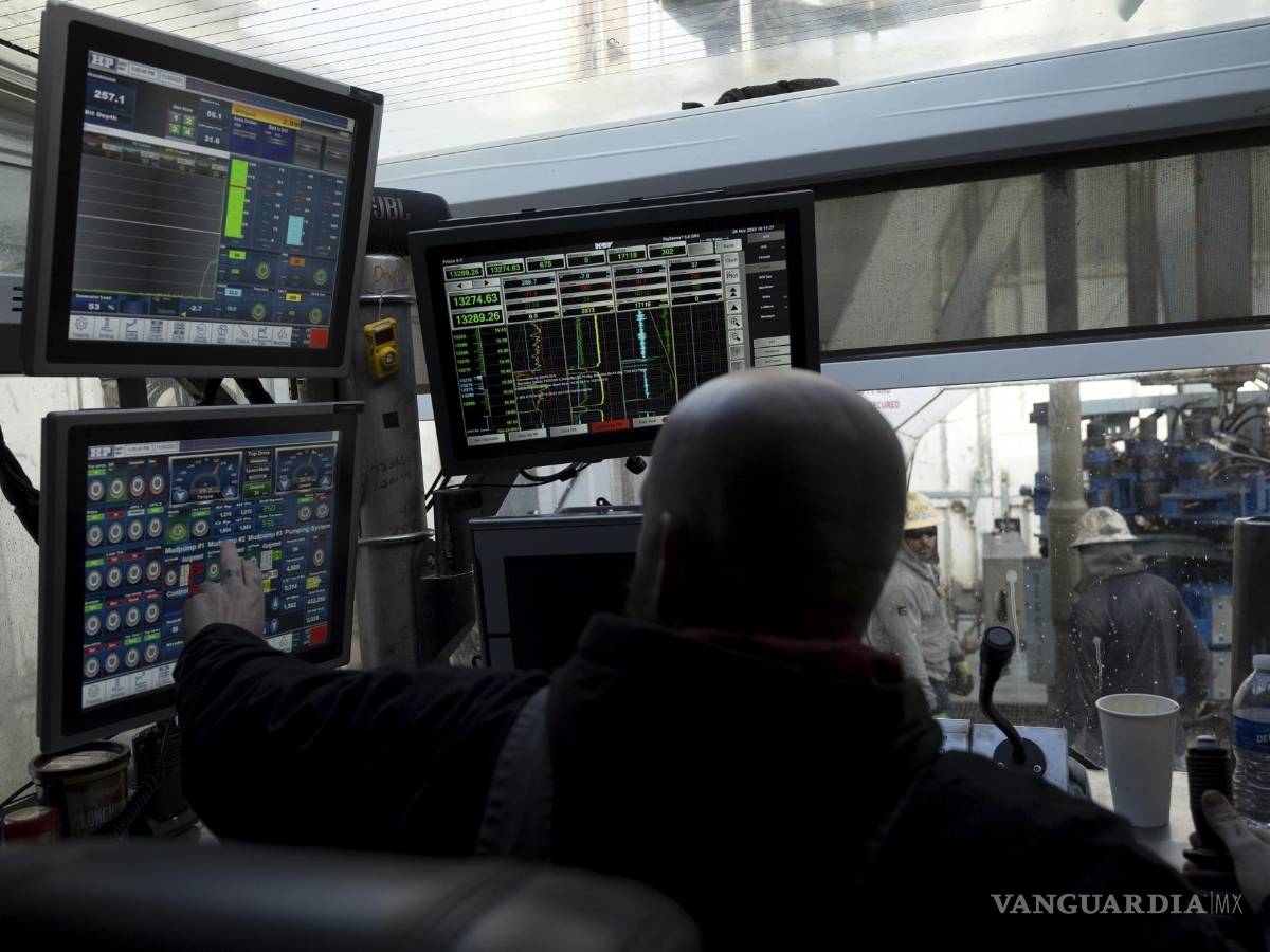 $!Un operador ayuda a operar una plataforma de perforación que llegará bajo tierra para acceder a depósitos de calor cerca de Milford, Utah.