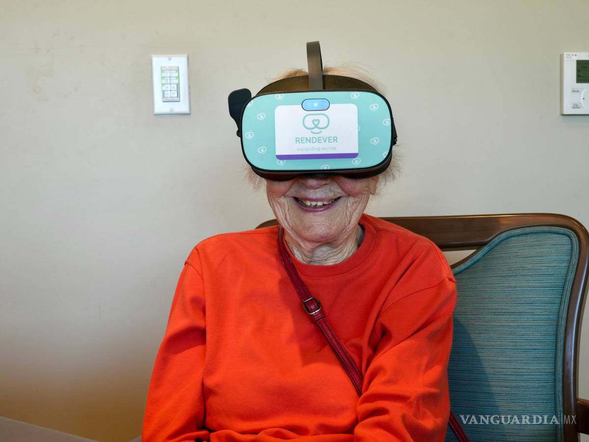 $!Una residente mira un video a través de un casco de realidad virtual Rendever en la comunidad de jubilados Forum at Rancho San Antonio en Cupertino, California.