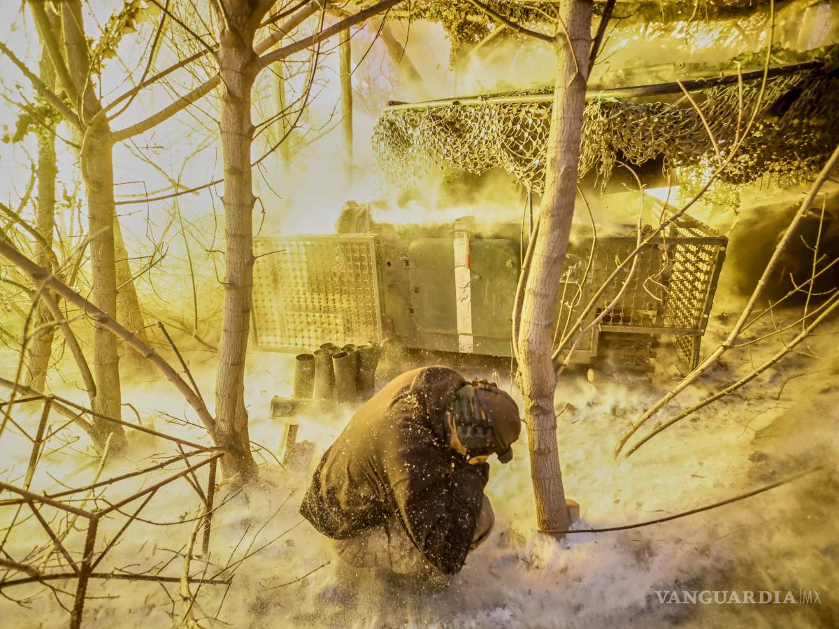 $!Militares disparan un obús autopropulsado 2S1 Gvozdika hacia posiciones rusas cerca de la ciudad de Chasiv Yar, en la región de Donetsk, Ucrania.