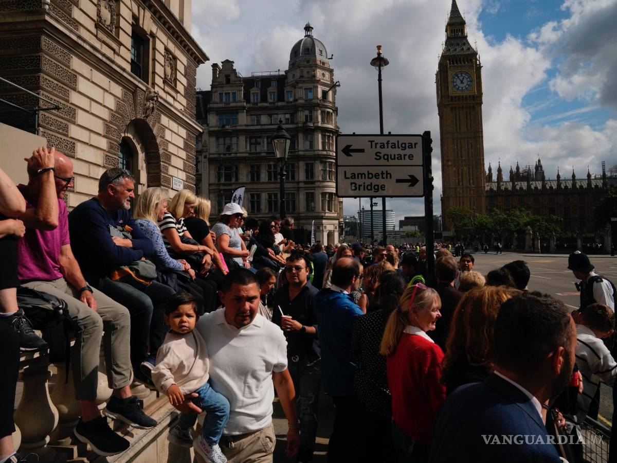$!La gente se reúne para la procesión del ataúd de la reina Isabel II desde el Palacio de Buckingham hasta el Westminster Hall, en Londres.