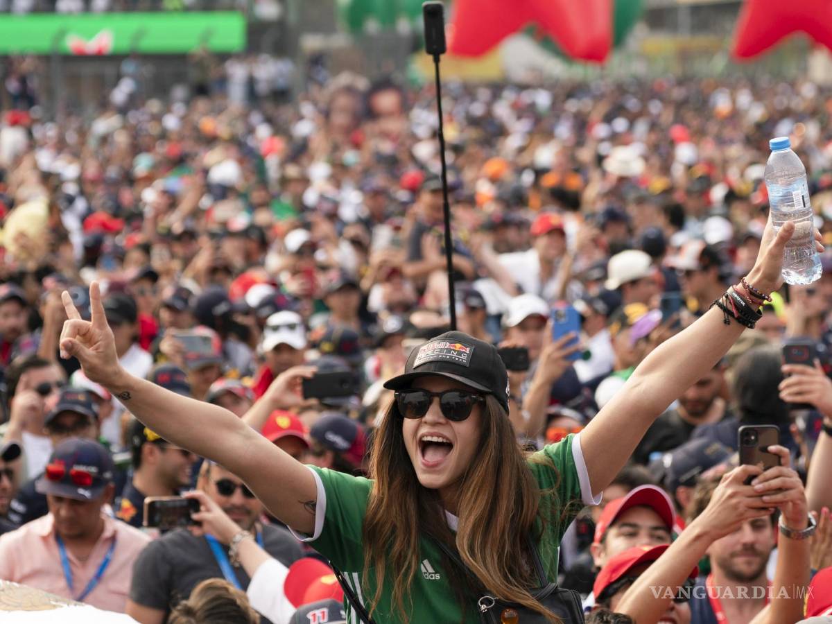 $!Una aficionada al final del Gran Premio de Fórmula Uno de Ciudad de México en el Autódromo Hermanos Rodríguez en Ciudad de México (México).