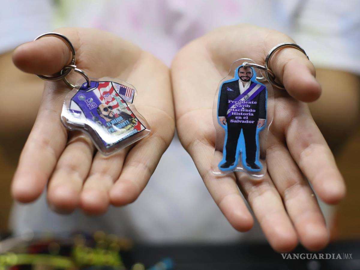 $!Un vendedor muestra llaveros que representan a Nayib Bukele dentro de una tienda de artesanía en el centro de San Salvador, El Salvador.