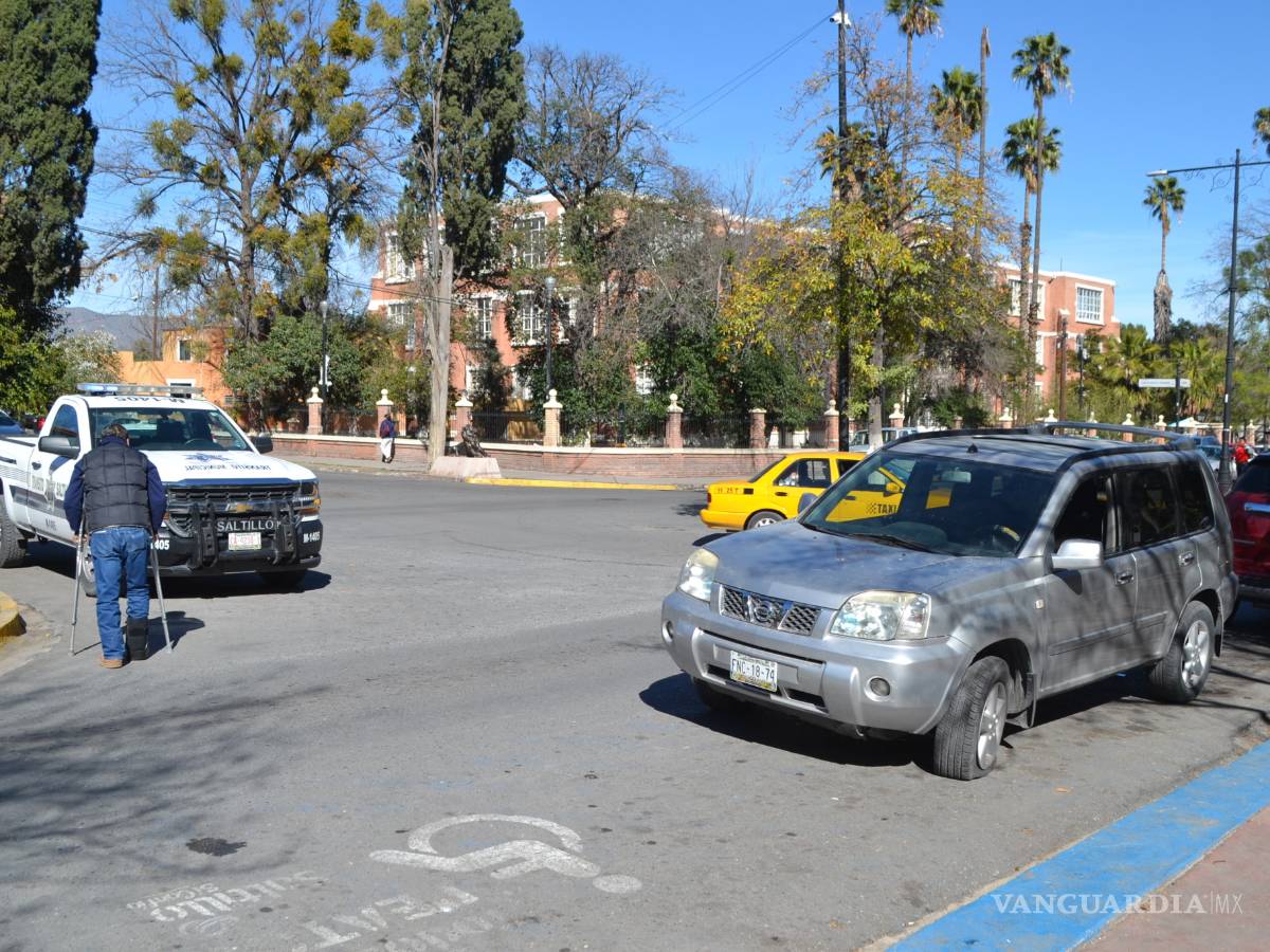 $!Por baja de glucosa choca su camioneta en Alameda de Saltillo