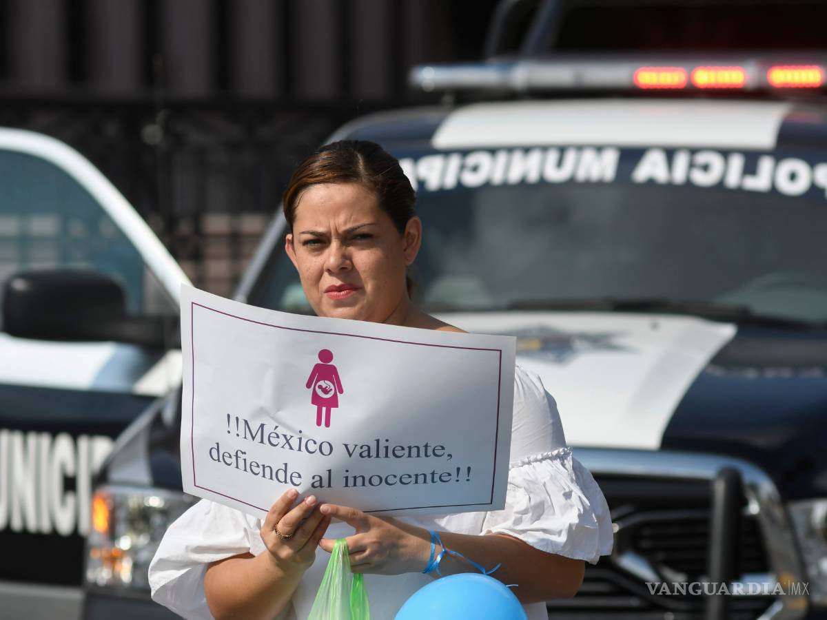 $!Marchan en Saltillo a favor de la vida y la familia tradicional; en 17 estados, en pro del aborto