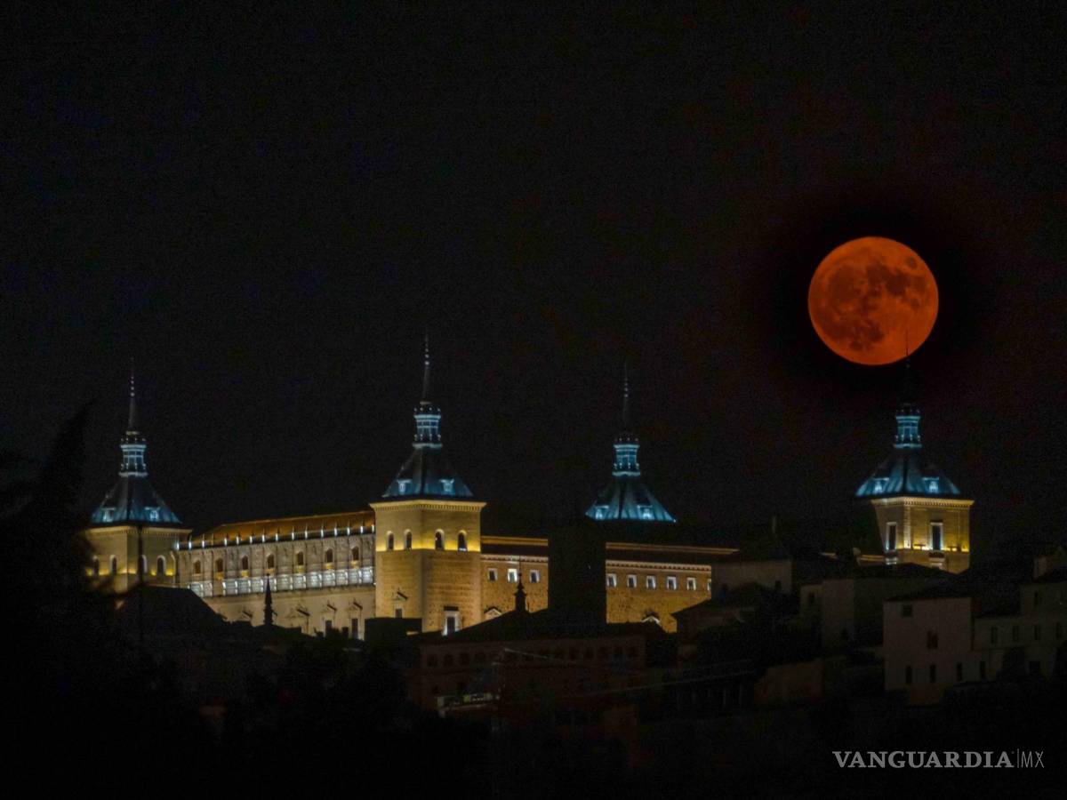 $!La luna llena acompañada por el Alcázar de Toledo.