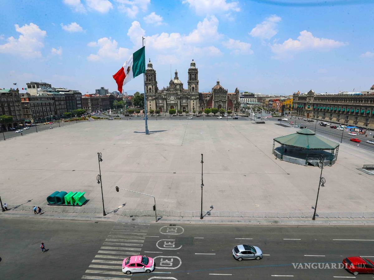 $!Coronavirus: El emblemático Zócalo de Ciudad de la CDMX luce desértico por el COVID-19