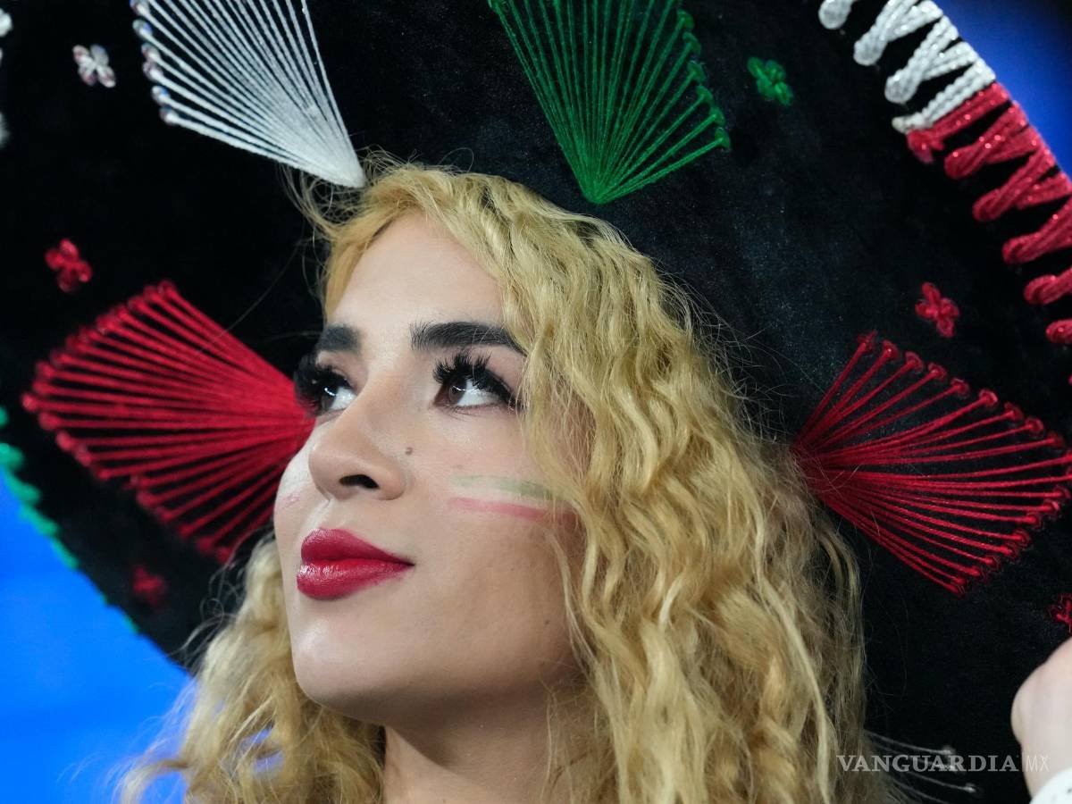 $!Una fanática del equipo de México observa durante los calentamientos antes del partido de fútbol entre México y Polonia, en el Estadio 974 en Doha, Qatar.