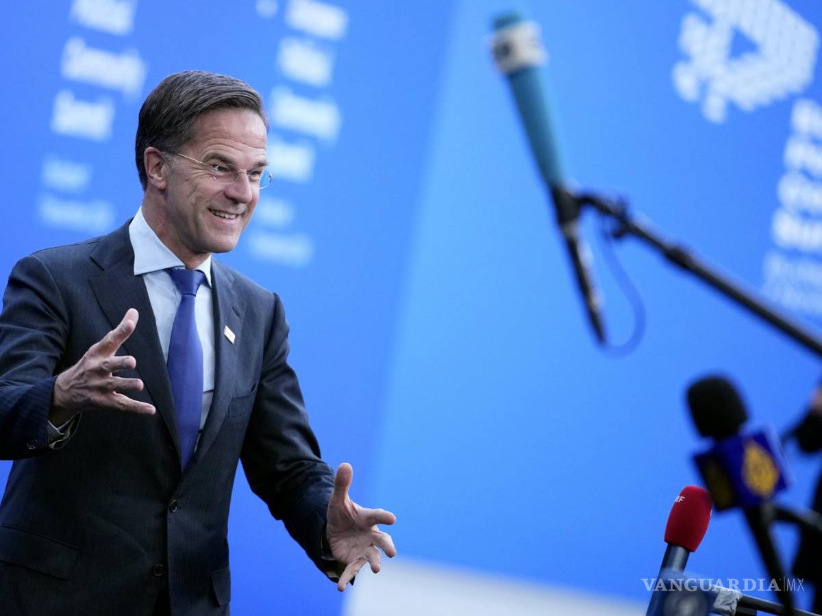 $!El secretario general de la OTAN, Mark Rutte, habla con los medios a su llegada para una Cumbre de la Comunidad Política Europea en Budapest, Hungría.