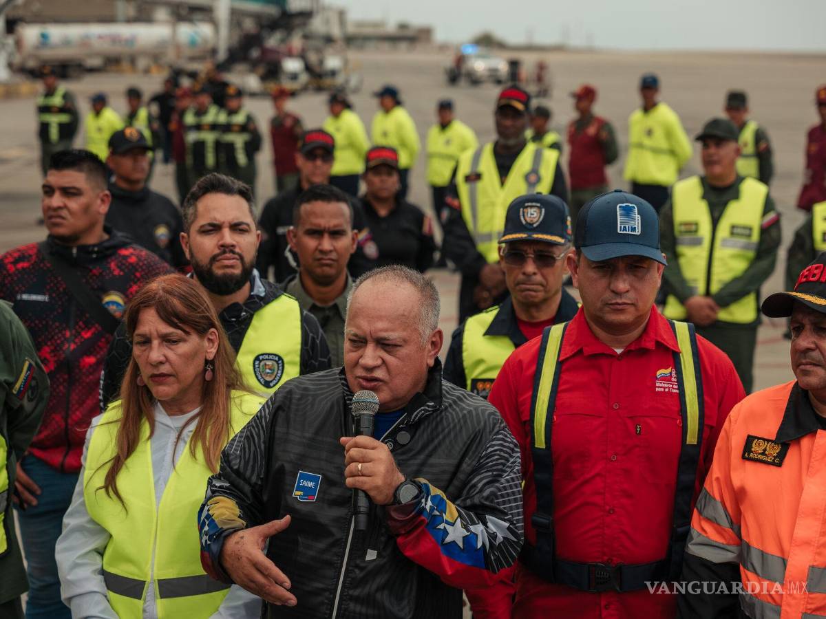 $!Diosdado Cabello, ministro del Interior de Venezuela, dando la bienvenida a un vuelo que traía migrantes venezolanos desde México, el año pasado.