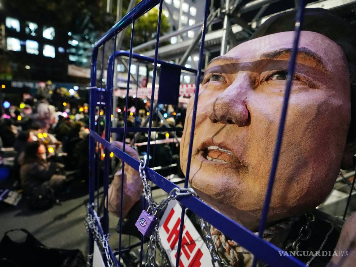 $!Una caricatura que representa al presidente surcoreano encarcelado Yoon Suk Yeol en una manifestación para exigir su destitución frente a la Asamblea Nacional.