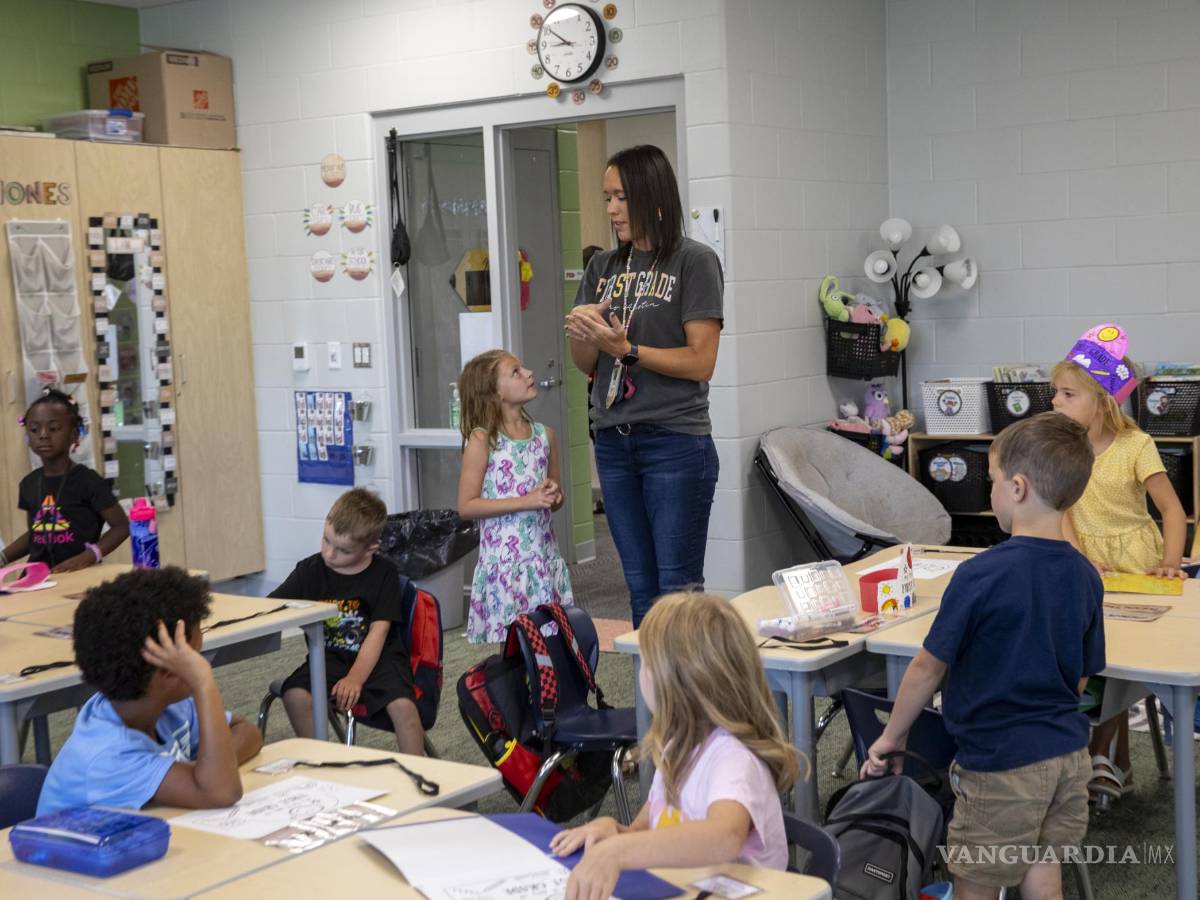 $!La maestra de primer grado Sarah Austin habla con los estudiantes en su salón de clases en el primer día de clases en la escuela primaria Parkview en Marion, Iowa.
