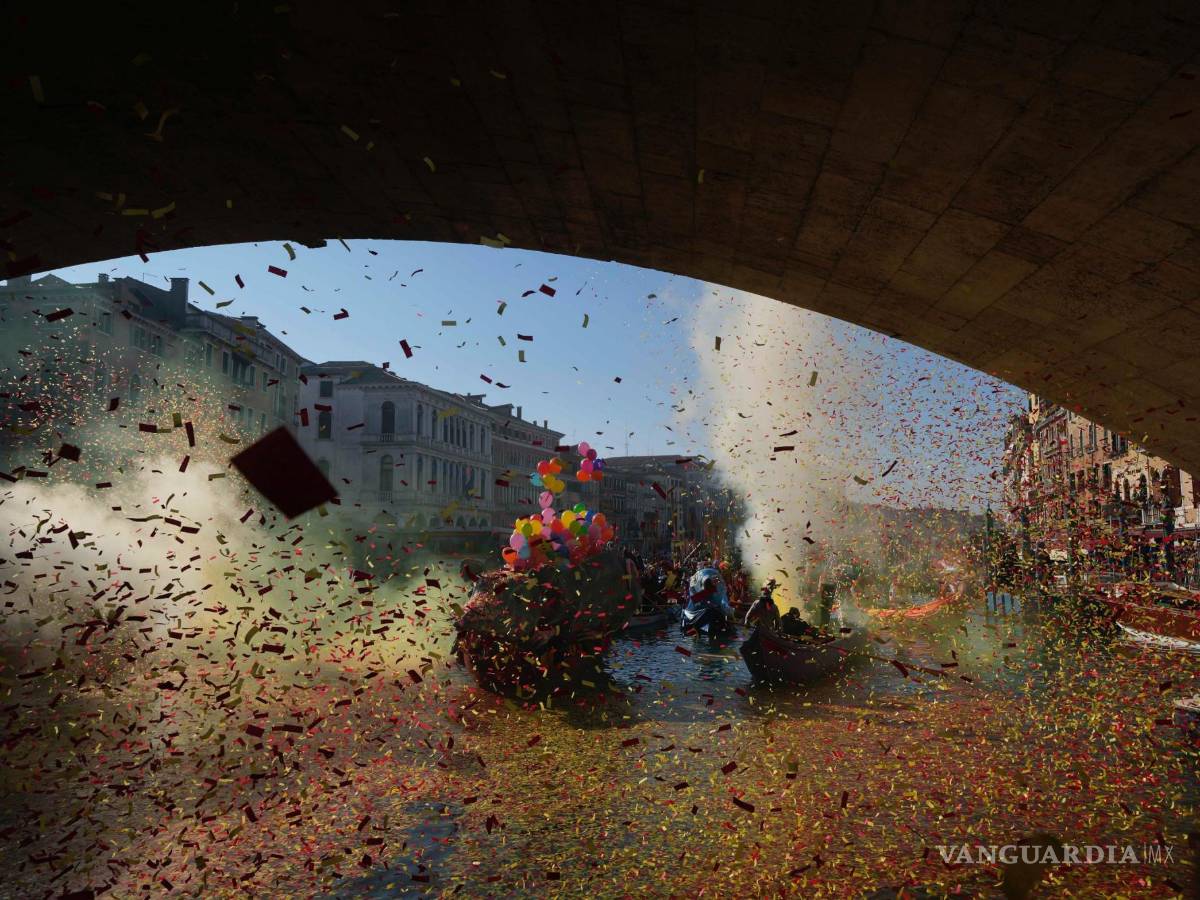 $!Bajo una lluvia de confeti, embarcaciones participan en el tradicional desfile en góndola del Carnaval de Venecia, Italia, el 28 de enero de 2024.