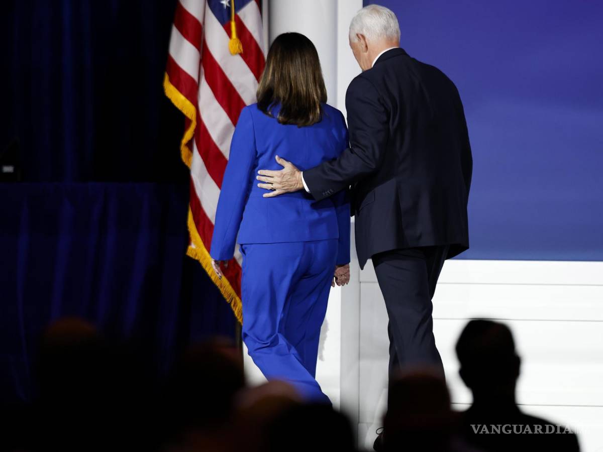 $!El presidente, el exvicepresidente Mike Pence y su esposa Karen Pence salen del escenario después de anunciar el final de su candidatura a la presidencia.